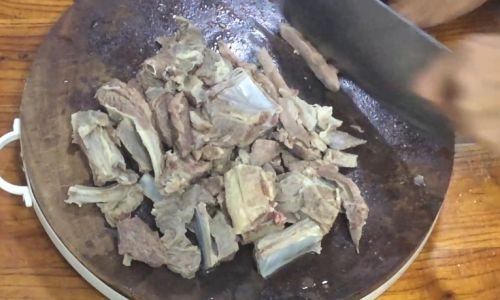 Mastering the Art of Cooking Lamb Chops Without a Hint of Gamey Flavor