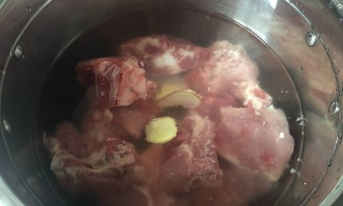 The Best Herbal Ingredients to Pair with Lamb Ribs for a Nourishing Soup