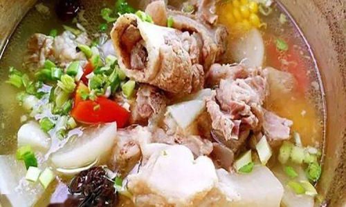 The Best Herbal Ingredients to Pair with Lamb Ribs for a Nourishing Soup