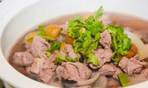 The Best Herbal Ingredients to Pair with Lamb Ribs for a Nourishing Soup
