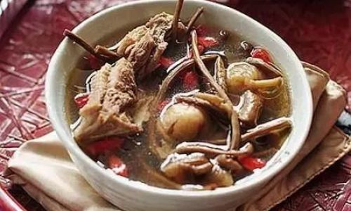 The Best Herbal Ingredients to Pair with Lamb Ribs for a Nourishing Soup