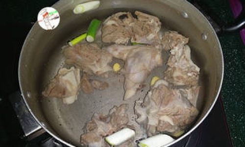 Crafting a Delicious Goat Bone Broth:Essential Ingredients and Steps
