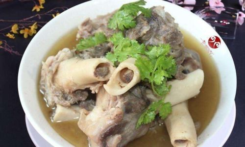 Crafting a Delicious Goat Bone Broth:Essential Ingredients and Steps