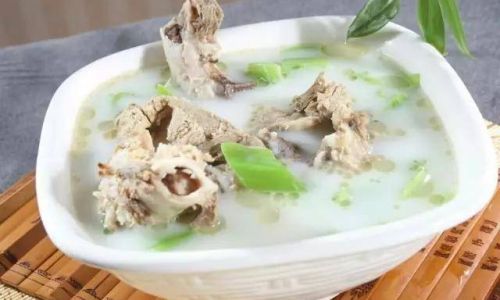 Crafting a Delicious Goat Bone Broth:Essential Ingredients and Steps