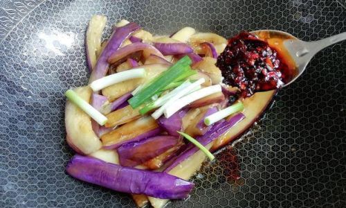 Mastering the Art of Stir-Fried Eggplant:A Comprehensive Guide to Seasonings and Spices
