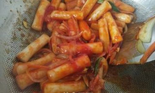 Mastering the Art of Stir-Fried Rice Cakes:A Step-by-Step Guide to a Beloved Asian Delicacy