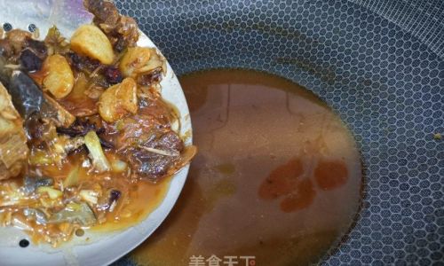 Mastering the Art of Making a Delightful Sauce for Drizzling Over Fish