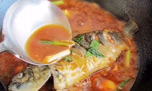 Mastering the Art of Making a Delightful Sauce for Drizzling Over Fish