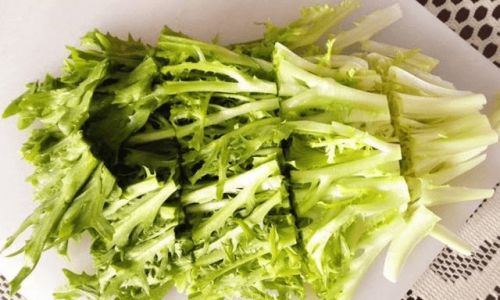 How to Make a Refreshing Salad with Bitter Chrysanthemum and Nuts