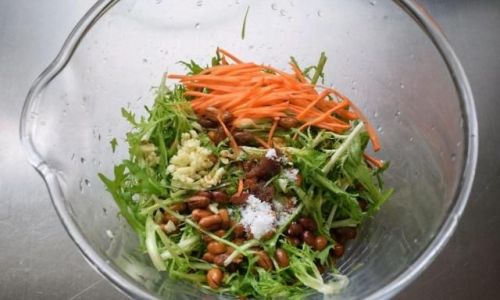 How to Make a Refreshing Salad with Bitter Chrysanthemum and Nuts