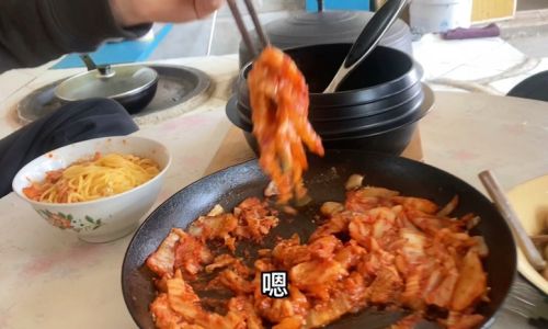 How to Make Spicy Kimchi Noodles:A Delicious and Tangy Culinary Adventure
