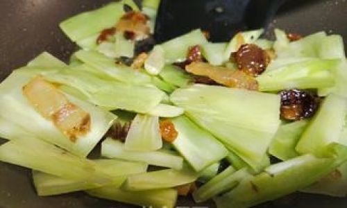 How to Make Delicious Preserved Pork with Dried Asparagus Lettuce