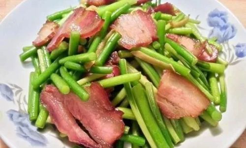 Mastering the Art of Making Preserved Pork Stir-Fried with Garlic Sprouts