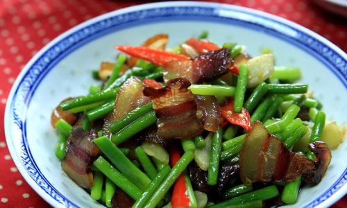Mastering the Art of Making Preserved Pork Stir-Fried with Garlic Sprouts