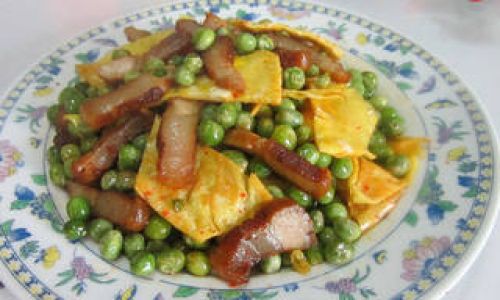 Mastering the Art of Cooking Preserved Pork with Green Peas