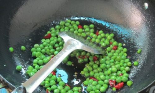 Mastering the Art of Cooking Preserved Pork with Green Peas