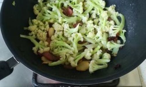 How to Make Delicious Preserved Pork Stir-Fried Cauliflower