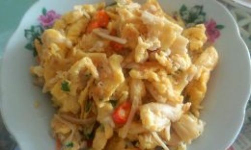 Mastering the Art of Stir-Frying Enoki Mushrooms with Scrambled Eggs