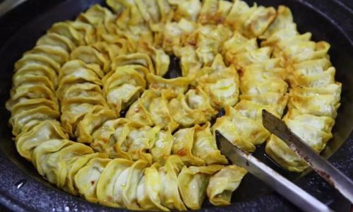 An Exploration of Yangzhous Culinary Delights:A Guide to Its Signature Snacks