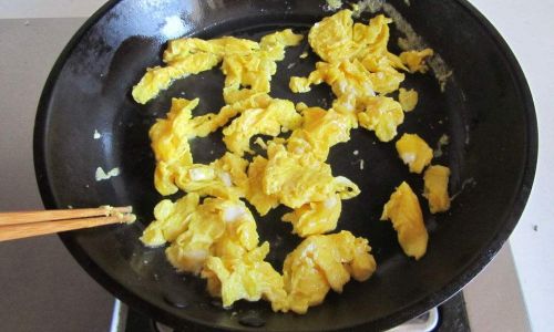 Mastering the Art of Fluffy Scrambled Eggs:Eliminating Fishy Odors for Perfect Breakfasts