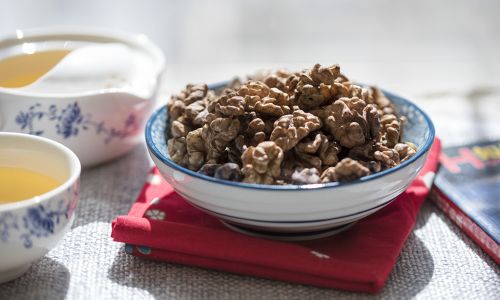 How to Make Spicy Salted Walnut Kernels