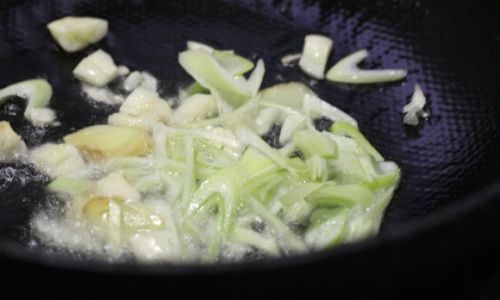 Mastering the Art of Cooking Water Bamboo and Chicken Gizzards for a Delightful Dish