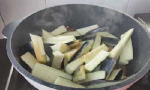 How to Make Delicious Sauce-Flavored Eggplant