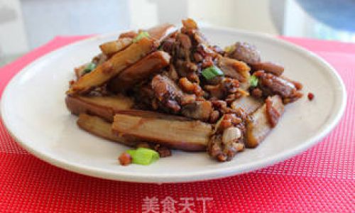How to Make Savory Pork Mince with Eggplant:A Culinary Delight