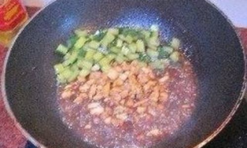 Mastering the Art of Making Sauce-Exploded Double Dice Sauce-Basted Diced Pork and Vegetables)