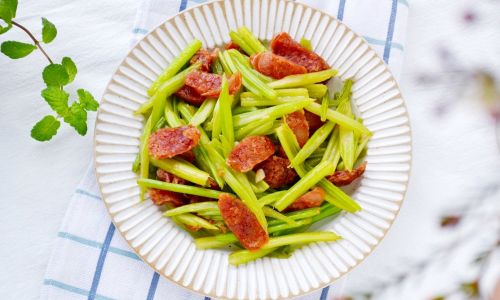 How to Make Homemade Celery and Preserved Pork Stir-Fry