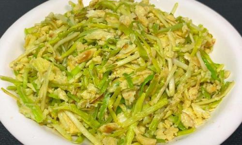 How to Make Scrambled Eggs with Garlic Chives:A Culinary Delight