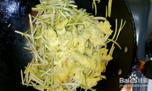 How to Make Scrambled Eggs with Garlic Chives:A Culinary Delight