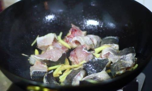 How to Cook a Delicious Hot Pot with Black Fish