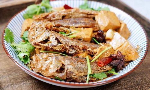 How to Make a Delicious Stewed Yellow Croaker with Tofu