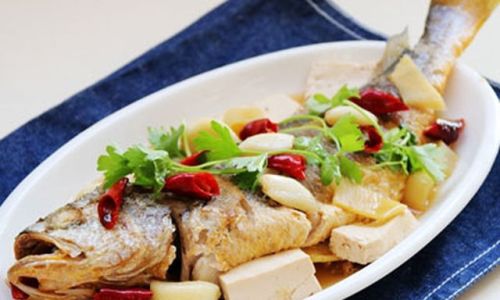 How to Make a Delicious Stewed Yellow Croaker with Tofu