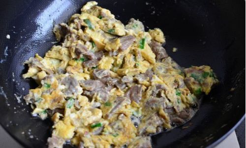 Mastering the Art of Making Silky Stir-Fried Beef with Eggs