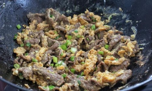 Mastering the Art of Making Silky Stir-Fried Beef with Eggs