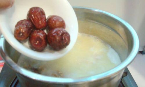 How to Make a Nourishing Red Date,Walnut,and Millet Porridge