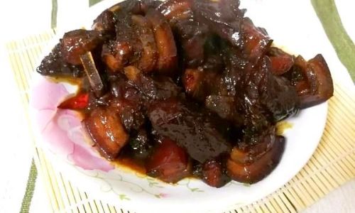 How to Make Aromatic Braised Pork with Simple Ingredients