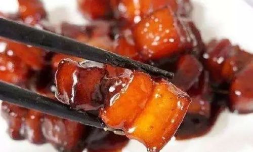 How to Make Aromatic Braised Pork with Simple Ingredients