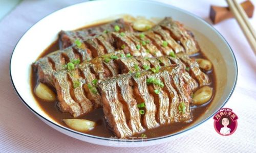 Mastering the Art of Making Braised Hairtail Fish in Brown Sauce