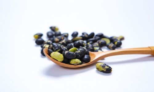How to Make Black Bean,Jujube,and Longan Porridge