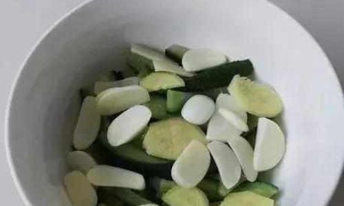 How Long Should You Wait to Enjoy Pickled Garlic?