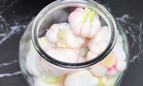 Addressing the Spiciness of Pickled Sweet and Sour Garlic After a Month