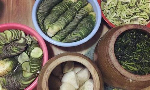 Can Pickles Turned Yellow Over Time Still Be Consumed?