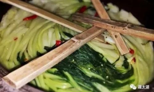 Can Pickles Turned Yellow Over Time Still Be Consumed?