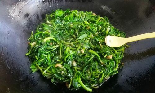 Cooking Potherb Mustard Brassica juncea var.foliosa)How Long to Stir-Fry for the Perfect Texture