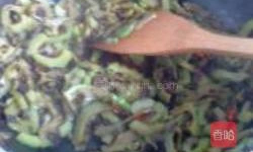 How to Make Pickled Vegetables Stir-Fried with Bitter Gourd:A Culinary Delight