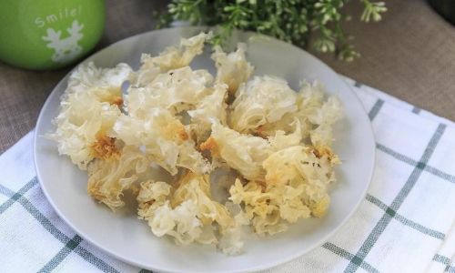 Understanding the Distinctions Between Snow Ear Mushroom and White Jelly Fungus