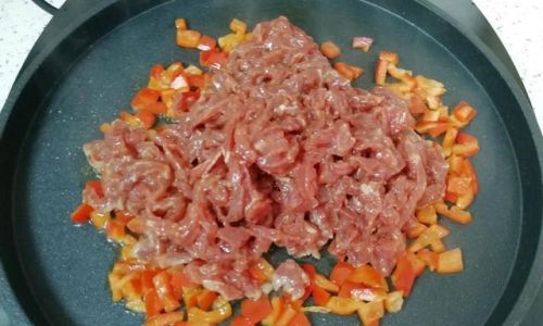 The Art of Crafting Fried Steak at the School Gate:A Culinary Journey